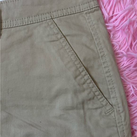 Old Navy sz 4 Regular khaki shorts with front and back pockets - Picture 4 of 8